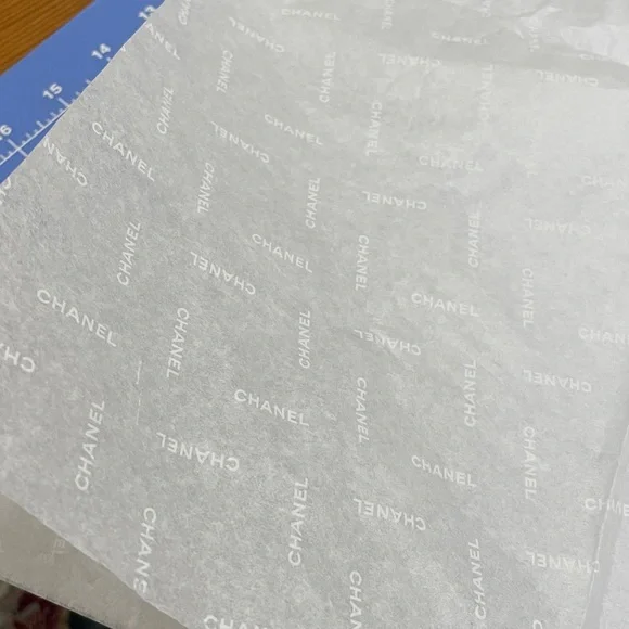 🦁 Chanel Gift Bag with elastic ribbon and two sheets of Chanel tissue - Picture 12 of 12